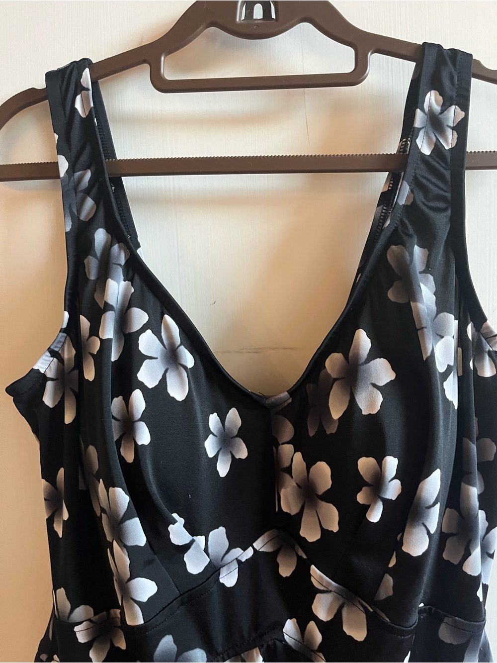 Le Cove Black Floral V-Neck Swim Dress, Size 18W - Picture 3 of 9